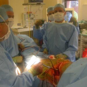 Leeds, 2007. Στο χειρουργείο με το Καθηγητή Γιαννούδη.